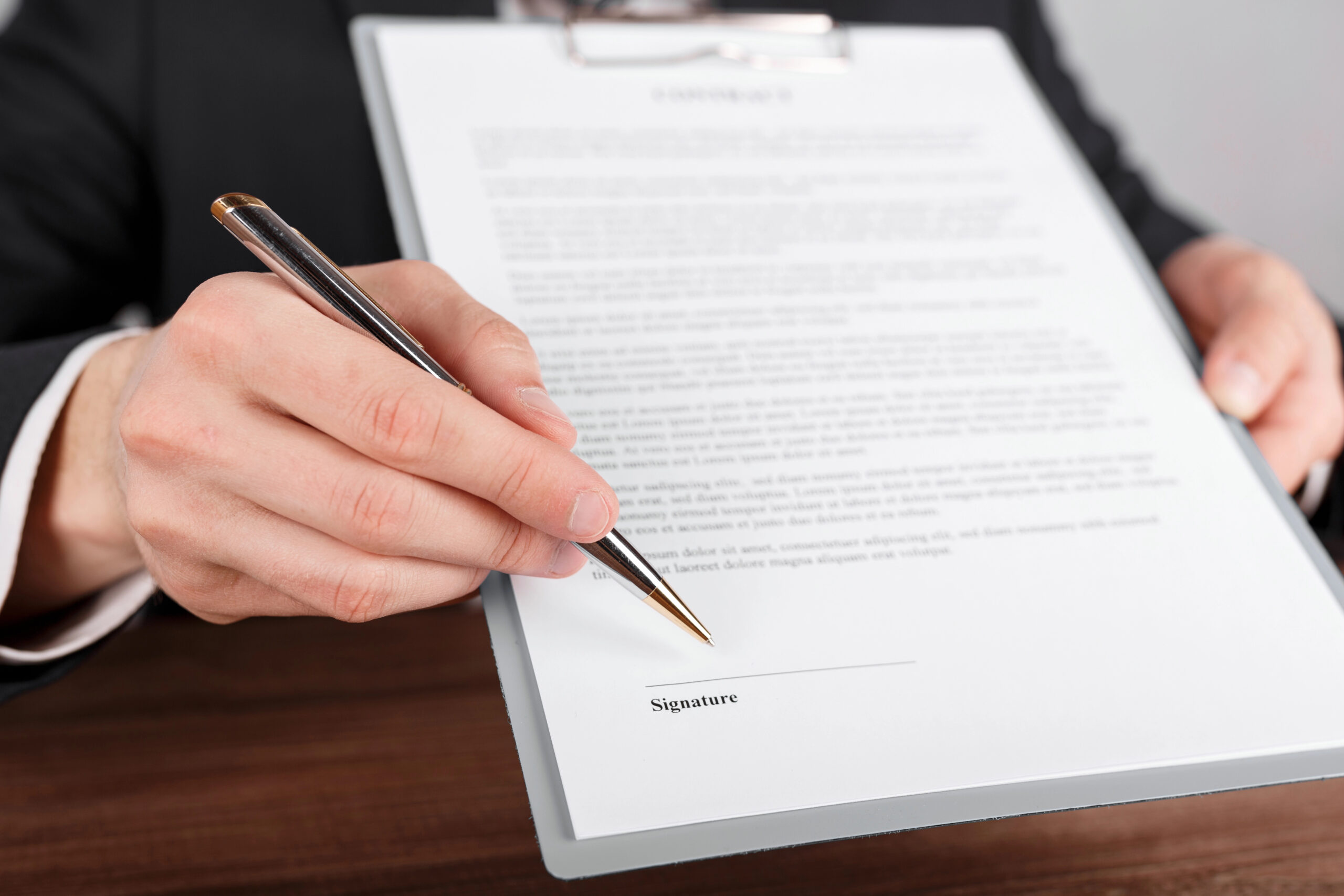Signing a Florida real estate contract during the home closing process